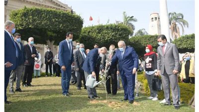 ابوالغيط والخشت يزرعان شجرة زيتون في جامعة القاهرة