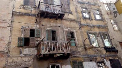 إزالة الأجزاء الخطرة من أحد العقارات في الإسكندرية بعد تساقط أجزاء منه