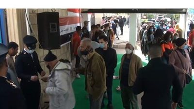 توافد المواطنين على لجان الإعادة بمصر الجديدة | فيديو