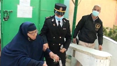 الشرطة النسائية تساعد مسنة أثناء التصويت في انتخابات النواب بحلوان | فيديو