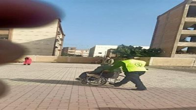 رجال الشرطة يساعدون كبار السن للإدلاء بأصواتهم في القليوبية