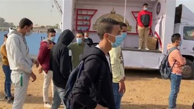 سيارات الداخلية توزع كمامات طبية مجانا على الناخبين بمدينة نصر | فيديو