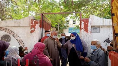 احتشاد الناخبين أمام اللجان للإدلاء بأصواتهم في الشرقية | صور