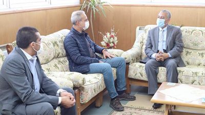 رئيس جامعة جنوب الوادي يلتقي فريق عمل مشروع الابتكار في صناعة الجلود بمصر والأردن | صور