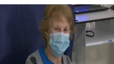 لحظة تلقى مارجريت كينان أول امرأة في العالم لقاحًا ضد كورونا| فيديو