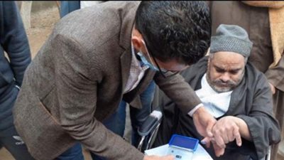 قاض بالغربية يخرج من اللجنة لمساعدة ناخب من ذوي الاحتياجات الخاصة  | فيديو