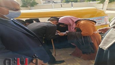 الشرطة والقضاة يساعدون المرضى وكبار السن في لجان الشرقية.. صور