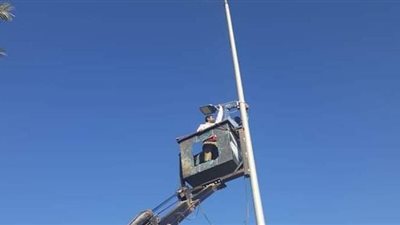 إحلال وتجديد أعمدة الانارة بعدد من قرى ملوى بالمنيا