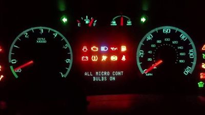 4 لمبات وراء وقوف السيارة سريعا والسر في 