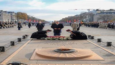 10 صور ترصد وضع السيسي إكليلا من الزهور على قبر الجندي المجهول بباريس
