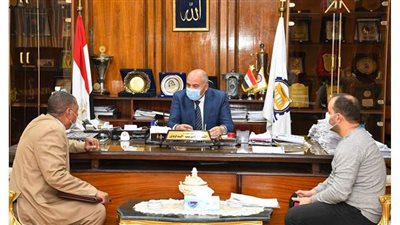 محافظ قنا والقيادات التنفيذية يواصلون استقبال المواطنين للاستماع إلى شكواهم | صور