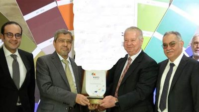 بورسعيد تكرم رئيس الغرف التجارية   علي مجهوداته  الوطنية اقتصاديا واجتماعيا