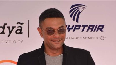 أسر ياسين بإطلالة كاجوال في سابع أيام مهرجان القاهرة السينمائي| صور