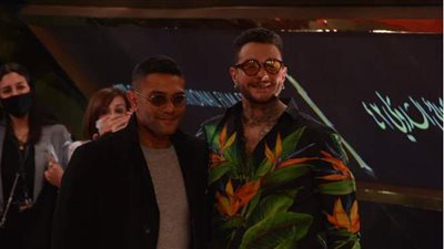 وصلة هزار  بين أحمد الفيشاوي وأسر ياسين خلال حضور العرض الأول لفيلم 