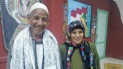 مسن يصطحب زوجته للإدلاء بصوتيهما في إعادة انتخابات النواب بكفر الشيخ | صور