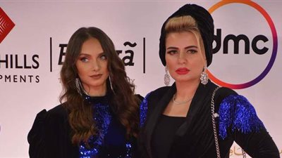 ملكة جمال المراهقات  مع والدتها على ريد كاربت مهرجان القاهرة السينمائي | صور وفيديو