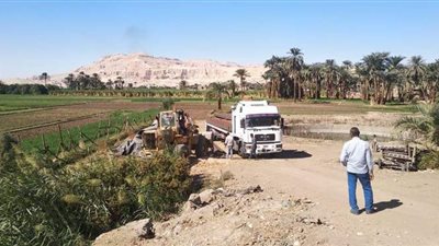 رئيس مدينة القرنة يعلن استئناف العمل بمشروع صرف الطارف | صور