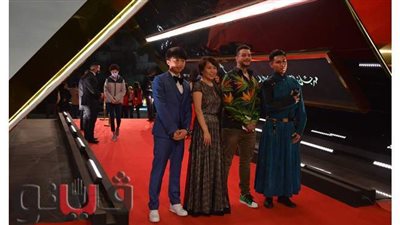 أحمد الفيشاوي يلتقط صورا تذكارية مع أبطال الفيلم الصيني أنيما في مهرجان القاهرة السينمائي