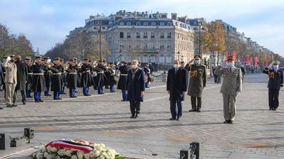 لحظة وضع السيسي إكليل من الزهور علي قبر الجندي المجهول بباريس | فيديو