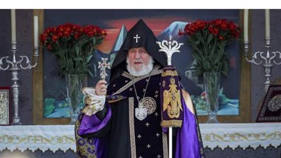 رئيس الكنيسة الأرمنية يدعو لاستقالة رئيس الوزراء الأرمني