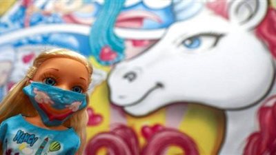 بمناسبة الكريسماس.. متجر إسباني يطرح دمى بكمامات في زمن كورونا | صور