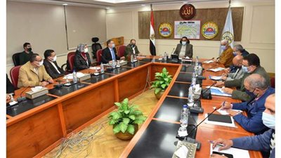 محافظ مطروح يعقد اجتماعا لمناقشة أعمال جهاز تعمير الساحل الشمالي | صور