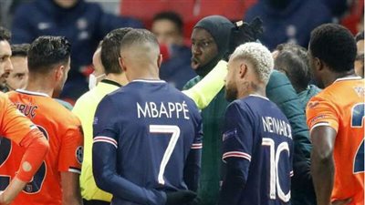 تفاصيل الإساءة العنصرية من الحكم الرابع للاعب باشاك شهير التركي أمام باريس سان جيرمان