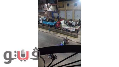 بعد احتلاله المركز الرابع.. أنصار مرشح بأشمون يقطعون الطريق بسياراتهم  | صور