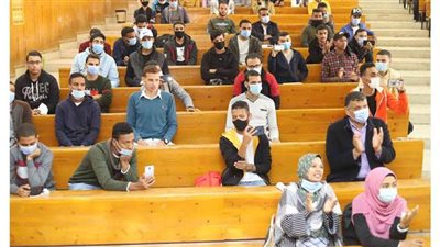 رئيس جامعة جنوب الوادى يشهد الحفل الفنى للطلاب | صور