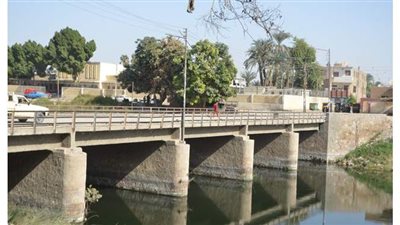 هبوط جزئي على كوبري مزلقان إسنا بالأقصر | صور