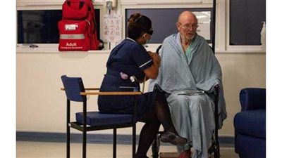 تعرف على ويليام شكسبير.. أول رجل في العالم يحصل على لقاح كورونا