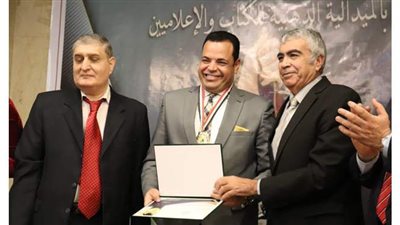 الجمعية المصرية للكتاب والإعلاميين تكرم أيمن عدلي