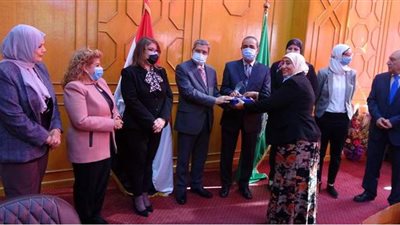 محافظ الإسماعيلية ورئيس اتحاد الغرف التجارية يكرمان  سيدات الأعمال