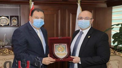 محافظ بني سويف يكرم السكرتير العام لبلوغه سن المعاش
