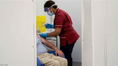 ظهور أول آثار جانبية للقاح 