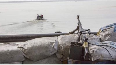 اشتباك بين سفينة تجارية وقراصنة في خليج غينيا |فيديو