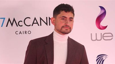 إطلالة مميزة لأمير المصري في العرض الأول لفيلمه 