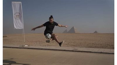 أكثر من ٦ كيلومتر.. مصري يحطم الرقم القياسي لأطول مسافة سير بالكرة دون لمس الأرض
