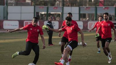 الشحات وطاهر ينتظمان في المران الجماعي للأهلي