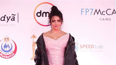 أسماء جلال بإطلالة جريئة في عرض فيلم 