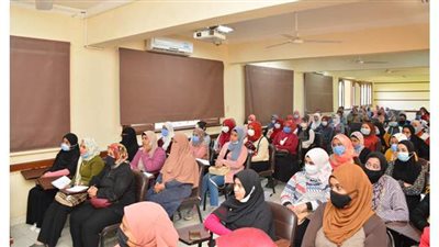 رئيس جامعة الأقصر في حوار مع طلاب الدراسات التربوية | صور