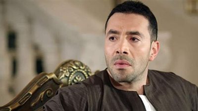 نجاة رامي وحيد ووالدته من حادث مروع على الطريق | فيديو