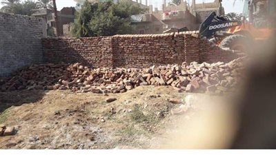 إزالة حالة تعدى على أراضي أملاك الدولة في الأقصر | صور