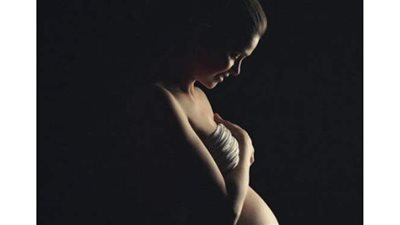 يسرا اللوزي تستعرض تأثير الحمل والأمومة عليها بصورة أبيض وأسود