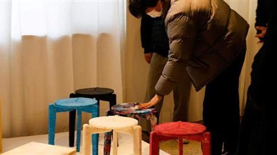 طالب كوري يعيد تدوير الكمامات ويصنع منها قطع أثاث