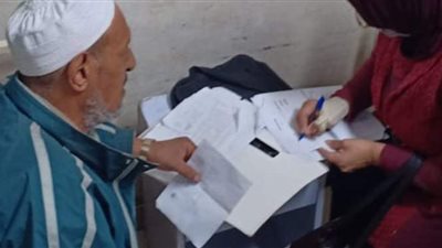 لحظة تسليم الإعانات والمساعدات العاجلة لمصابي حادث قطار المنصورة | صور