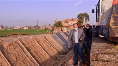 محافظ أسيوط يتفقد أعمال تبطين وتطهير ترع بأبوتيج| صور