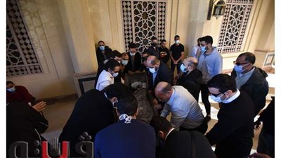 جثمان نبيل فاروق يصل مسجد طلعت مصطفى استعدادا لتشييعه | صور