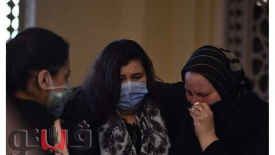 انهيار أسرة نبيل فاروق في البكاء خلال جنازته بالرحاب | صور