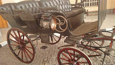 بعد محاولة تهريبها.. مركبة القصير تصل الى متحف المركبات الملكية لترميمها وعرضها